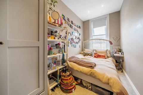 3 bedroom flat to rent, Renmuir Street, Tooting, London, SW17