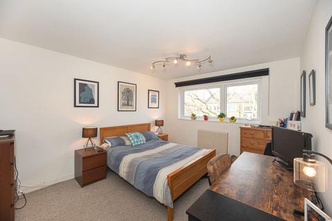 3 bedroom flat to rent, Garrick Close, London, SW18