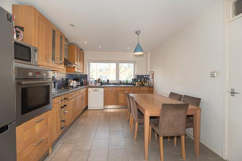 3 bedroom flat to rent, Garrick Close, London, SW18