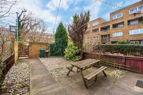 3 bedroom flat to rent, Garrick Close, London, SW18