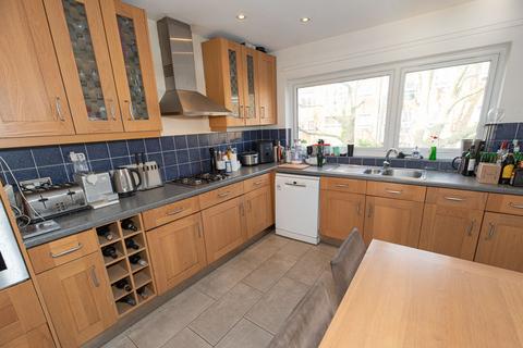 3 bedroom flat to rent, Garrick Close, London, SW18
