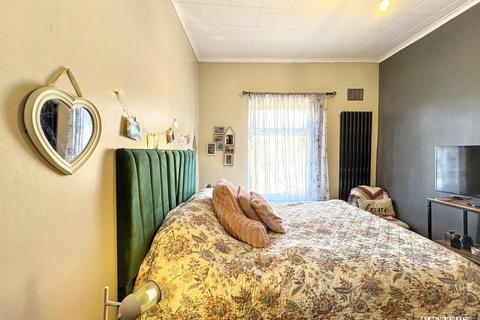 3 bedroom terraced house for sale, High Street, Heckmondwike