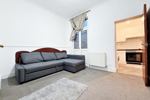 Studio to rent, Lampton Road, Hounslow, TW3