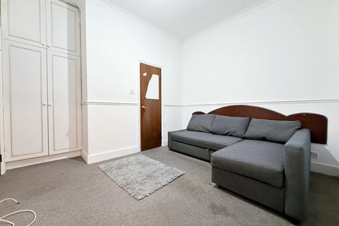 Studio to rent, Lampton Road, Hounslow, TW3
