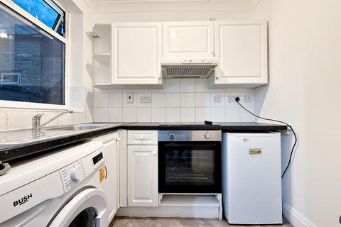 Studio to rent, Lampton Road, Hounslow, TW3