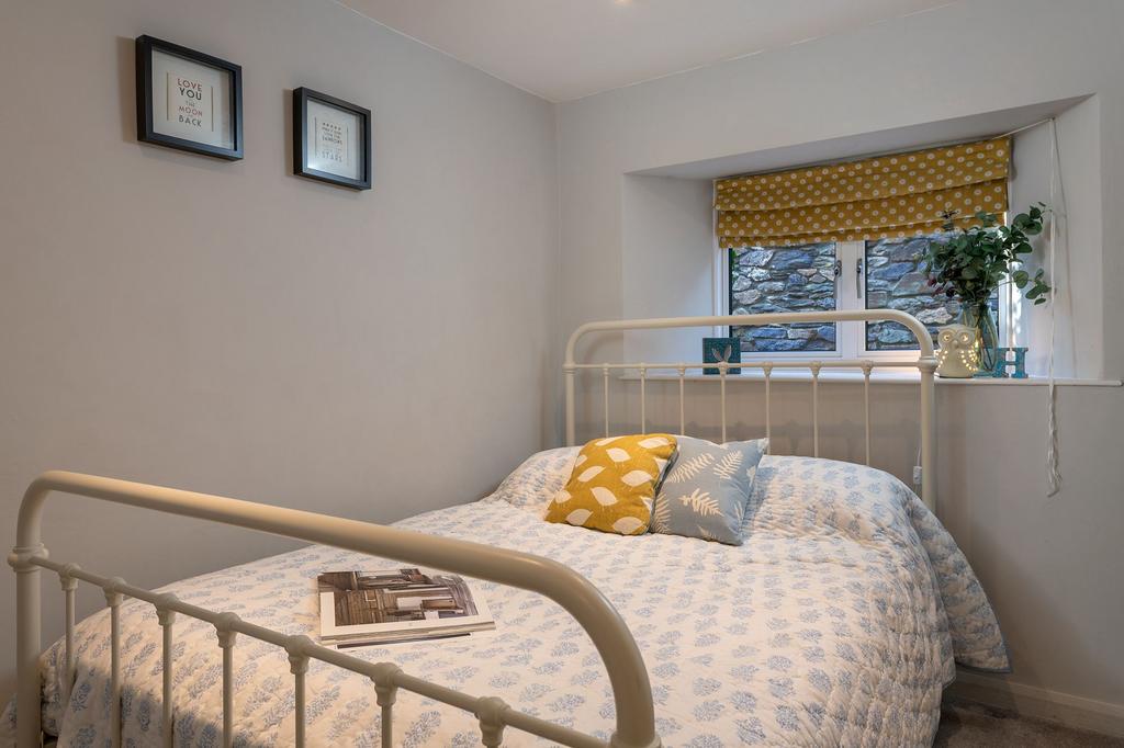 Bedroom 2 4 The Quay, Tuckenhay