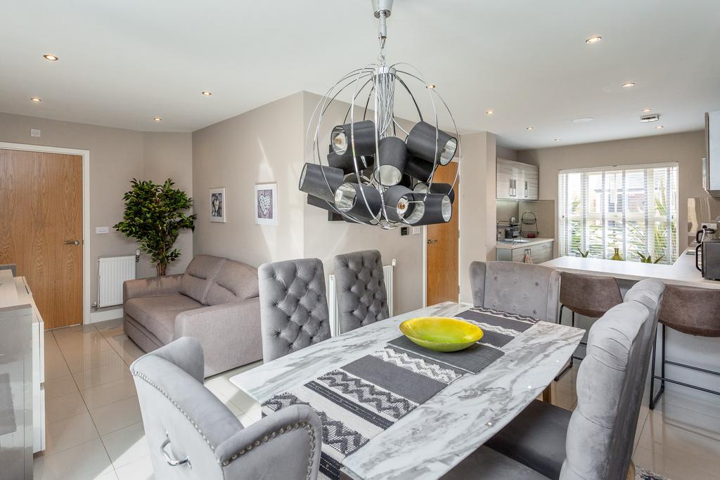 Kitchendinerfamilyroom2