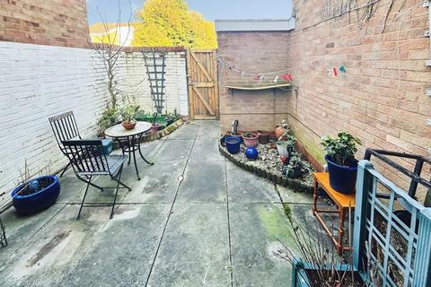 2 bedroom terraced house for sale, Kettlewell Close, Warwick