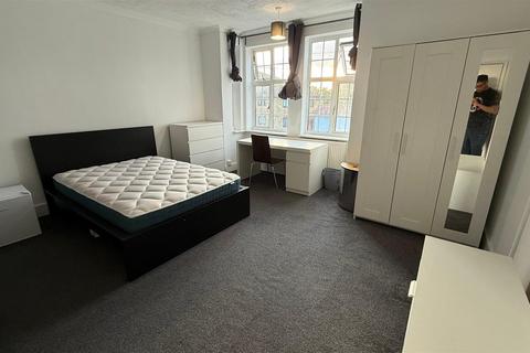 1 bedroom in a house share to rent, 10 Cedars Avenue, Mitcham CR4