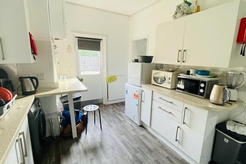 1 bedroom in a house share to rent, 10 Cedars Avenue, Mitcham CR4