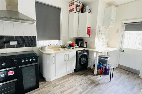 1 bedroom in a house share to rent, 10 Cedars Avenue, Mitcham CR4