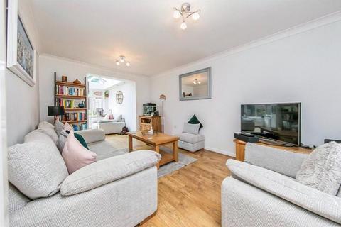 3 bedroom terraced house to rent, Shepherd Drive, Colchester