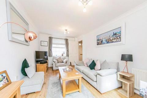 3 bedroom terraced house to rent, Shepherd Drive, Colchester