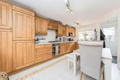 3 bedroom terraced house to rent, Shepherd Drive, Colchester