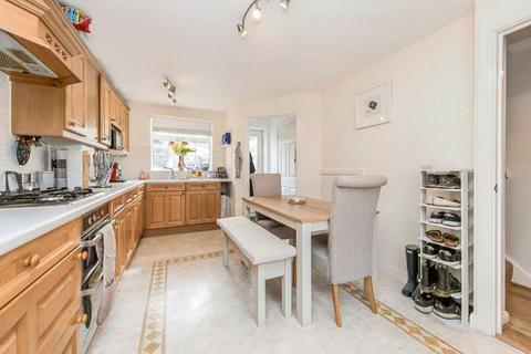 3 bedroom terraced house to rent, Shepherd Drive, Colchester