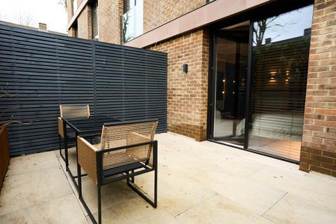 Studio to rent, London NW2