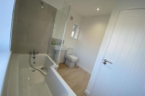 3 bedroom house to rent, Willow Avenue, Hucknall, Nottingham