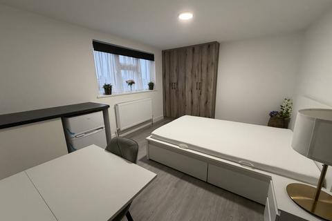 1 bedroom in a house share to rent, Falmouth Gardens, ILFORD IG4