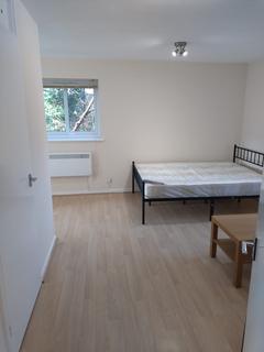 Studio to rent, Wheatley Close, London NW4