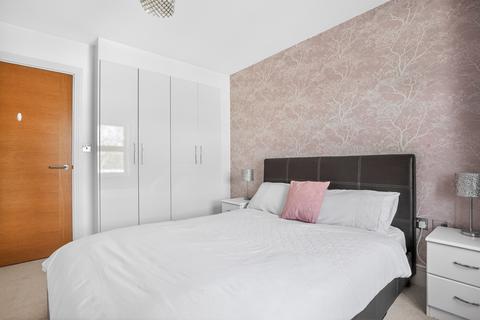 2 bedroom flat for sale, Chiswick High Road, London
