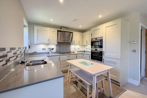 2 bedroom maisonette for sale, Paddock Way, Alresford