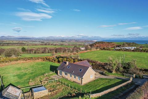 undefined, Henllys Isaf, Llanbedrog