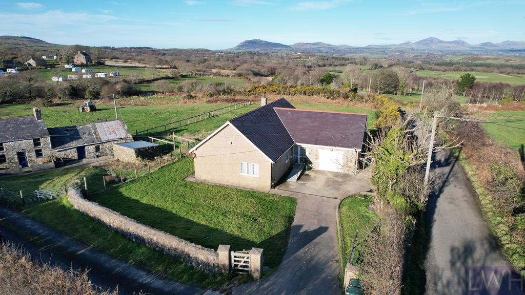 Driveway &amp; Views of Open Countryside