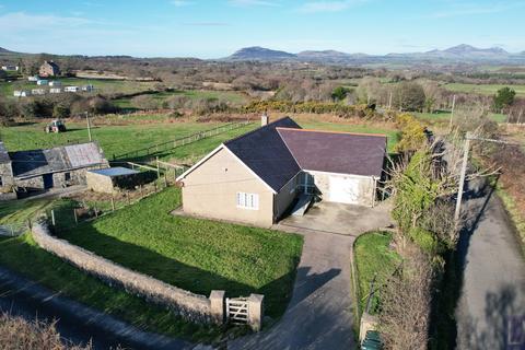 undefined, Henllys Isaf, Llanbedrog