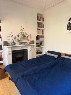 1 bedroom in a house share to rent, Hartington Road, London SW8