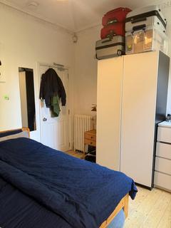 1 bedroom in a house share to rent, Hartington Road, London SW8