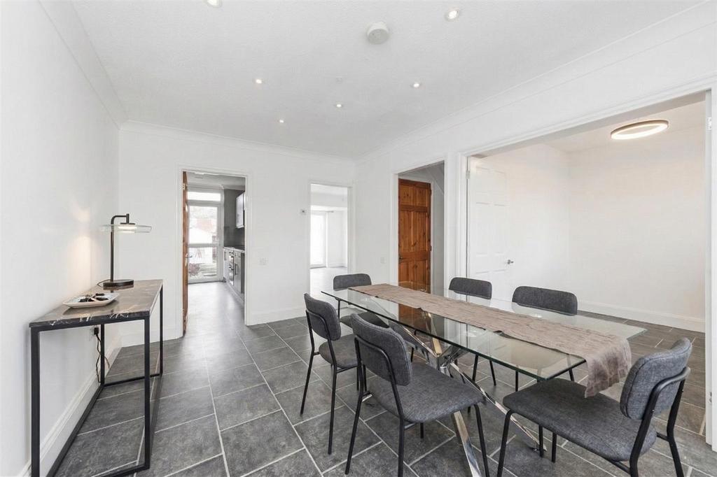 AI Staged Dining Room