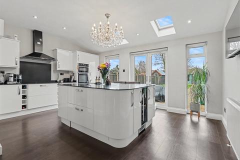 3 bedroom semi-detached house for sale, Thorpedene Gardens, Shoeburyness SS3