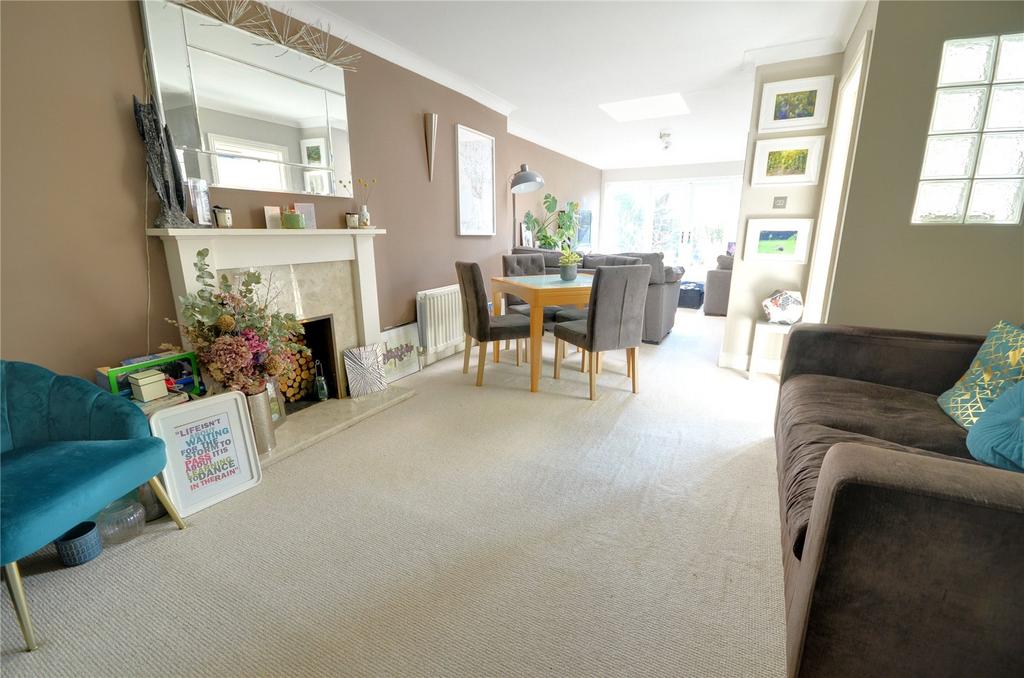 Lounge/Dining Area