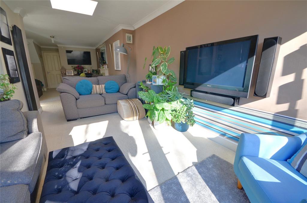 Lounge/Dining Area
