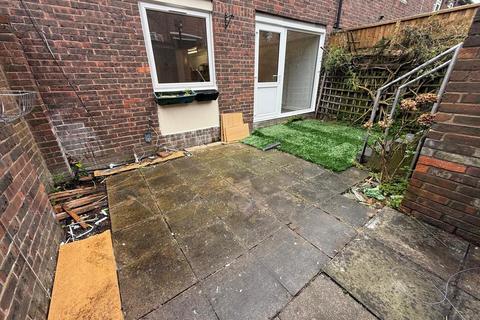 4 bedroom terraced house to rent, Falconer Walk, London