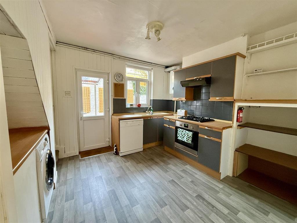 Kitchen/Breakfast Room:
