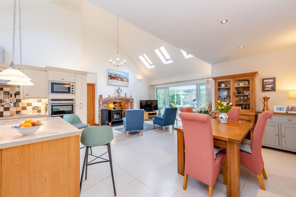 Kitchen/dining/living room