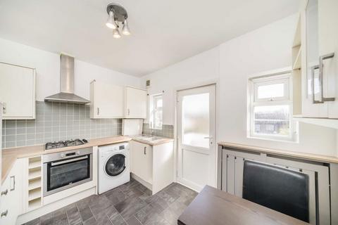 2 bedroom flat to rent, Terrapin Road, London SW17
