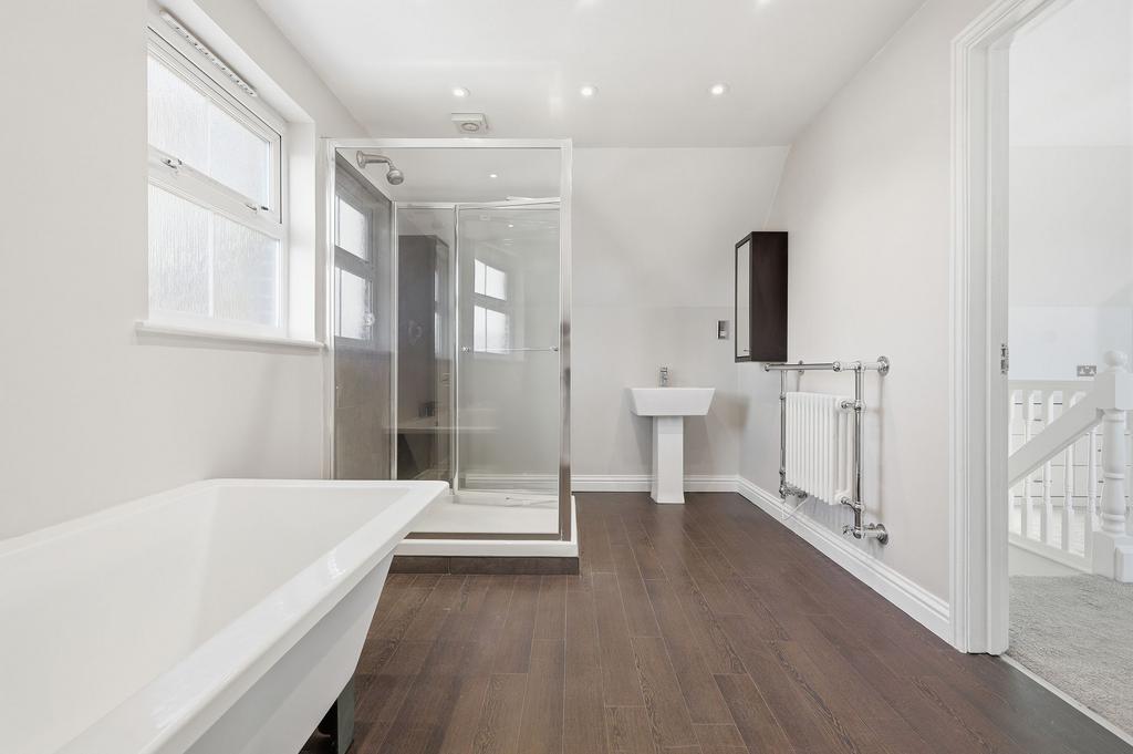Master En-Suite Bathroom