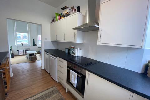 Studio to rent, Tottenham Lane, London, N8