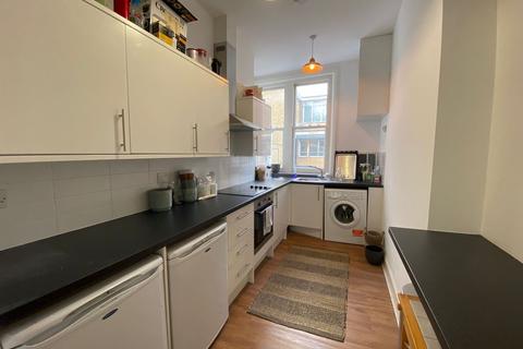Studio to rent, Tottenham Lane, London, N8