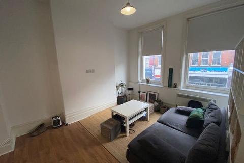Studio to rent, Tottenham Lane, London, N8