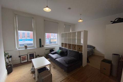 Studio to rent, Tottenham Lane, London, N8