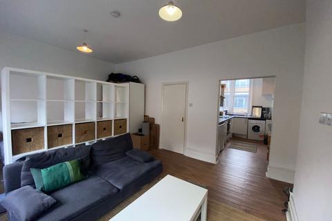 Studio to rent, Tottenham Lane, London, N8