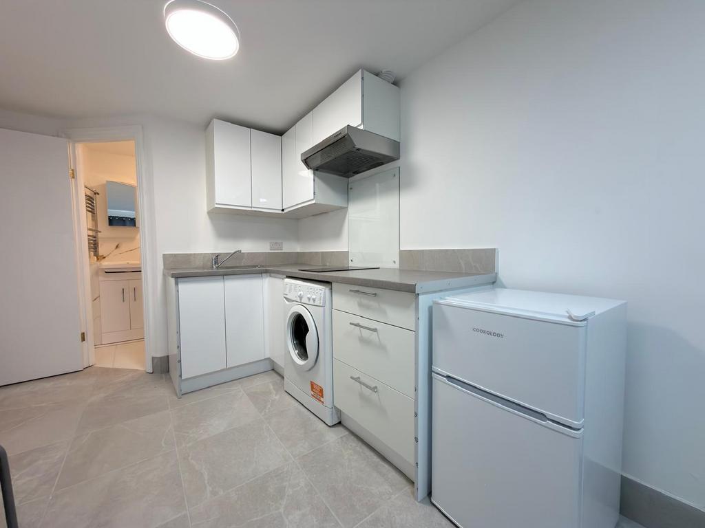 Newly refurbished studio available to let immedia