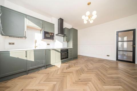 2 bedroom flat for sale, Wyndham Crescent, London N19