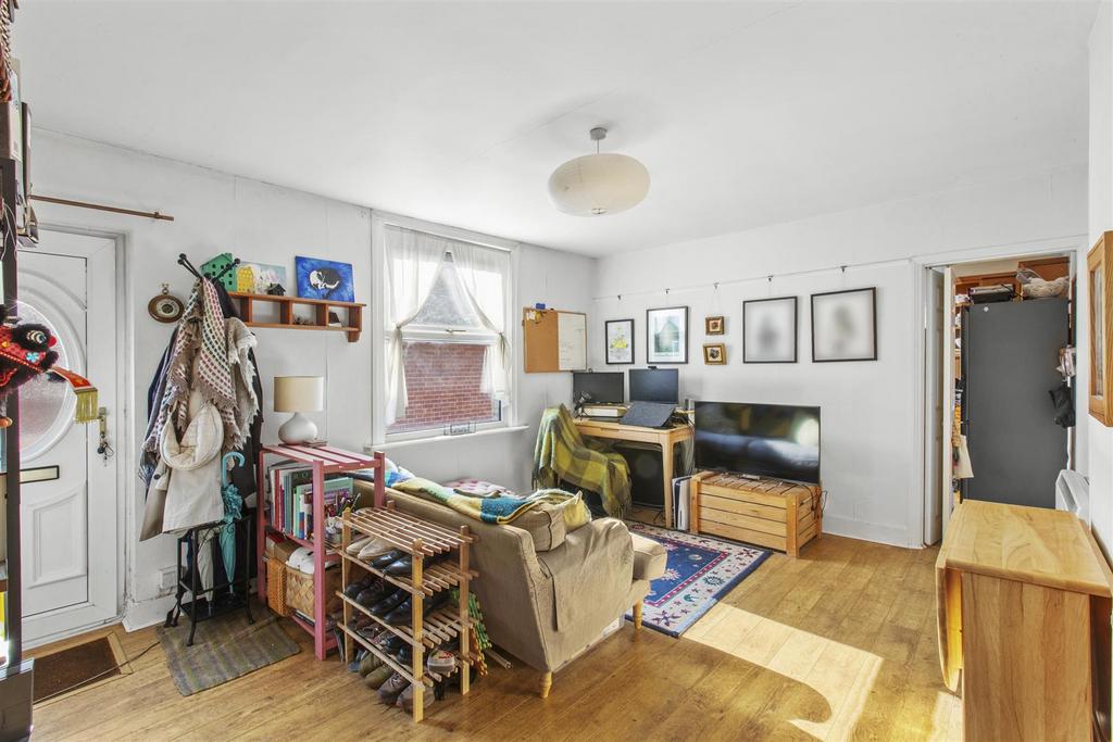 18 A Desborough Park Rd, HP12 3 BQ-4.jpg