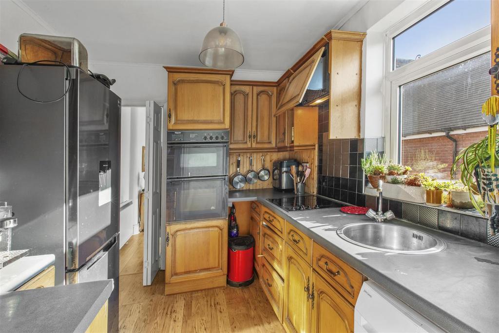 18 A Desborough Park Rd, HP12 3 BQ-5.jpg