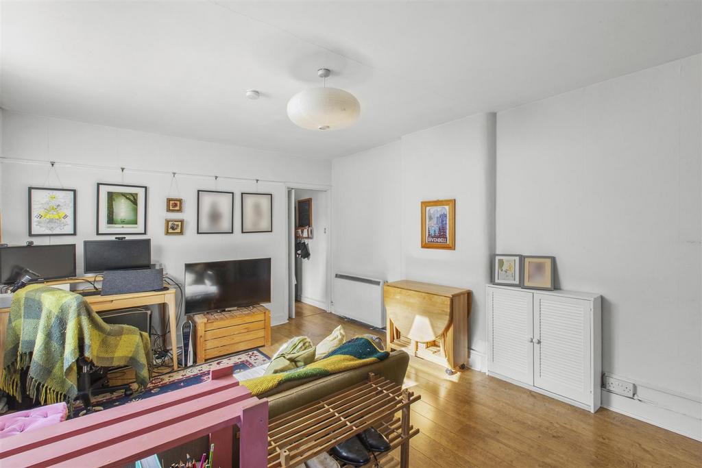 18 A Desborough Park Rd, HP12 3 BQ-3.jpg