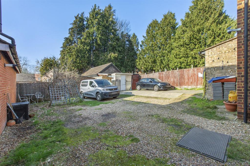 18 A Desborough Park Rd, HP12 3 BQ-8.jpg